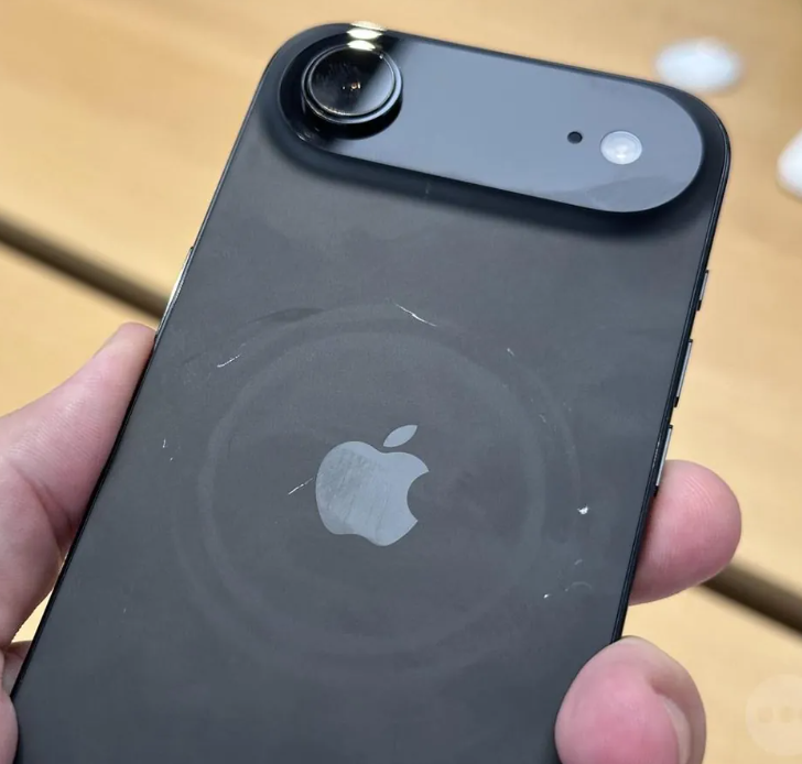 Apple iPhone 17 early buyers spot scratchmarks on day one